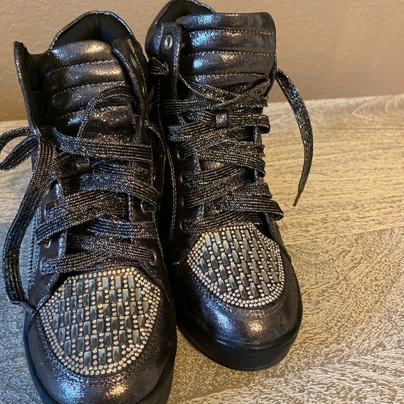 Shoes - Picture 1 of 8